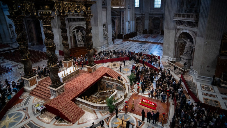 Vaticanul, în doliu: Ultima zi în care credincioșii își pot lua rămas-bun de la Papa Francisc