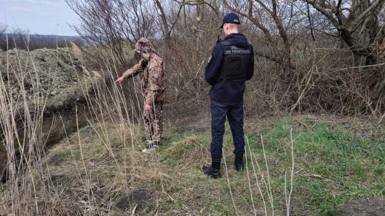 Cetățean ucrainean, surprins în timpul unei tentative de trecere ilegală a frontierei. Ce au depistat oamenii legii