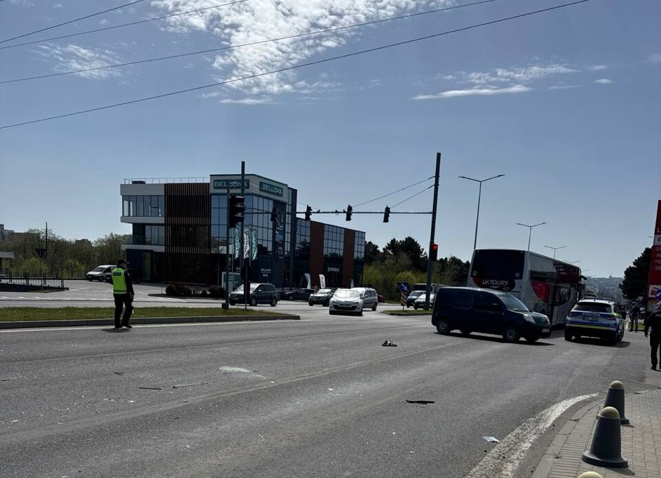 VIDEO FOTO Accident în lanț în Capitală: A fost implicat un autocar cu pasageri