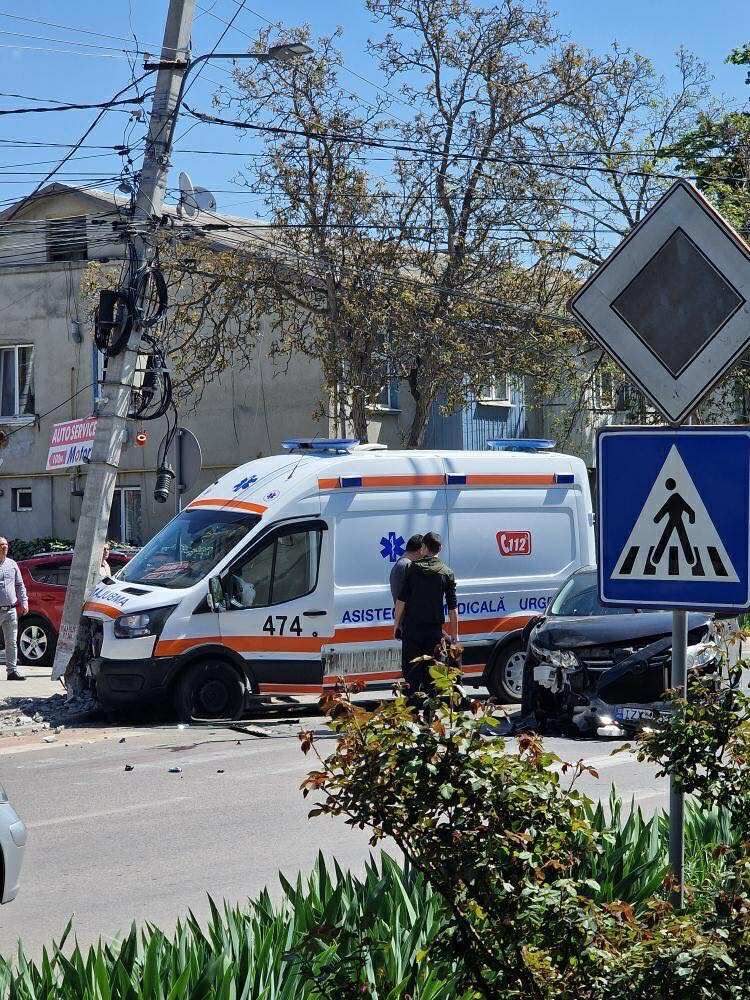 Accident grav la Cahul: Autosanitara de terapie intensivă a fost lovită violent de un alt automobil