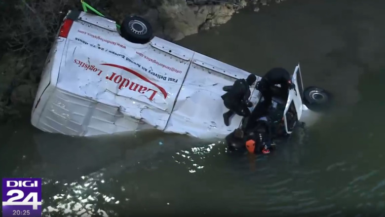 VIDEO Accidentul din Mehedinți: Microbuzul căzut în Dunăre a fost scos din apă. Scafandrii au găsit o victimă