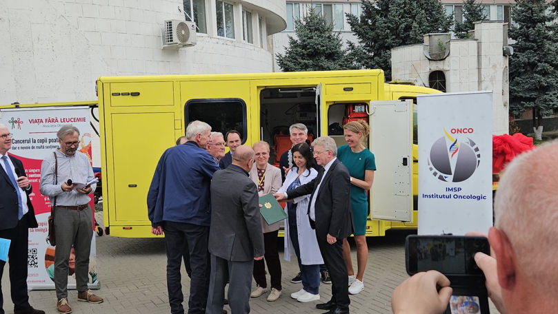 Copiii cu afecțiuni oncologice vor beneficia de transport specializat. Institutul Oncologic a primit o ambulanță