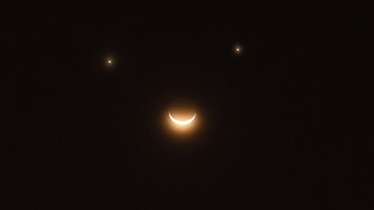 Fenomen rar pe cer, vizibil din toată lumea: Luna, Venus și Saturn formează „o față zâmbitoare”. Când se va întâmpla