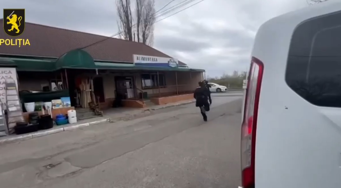 Unul dintre beneficiarii amnistiei, localizat și reținut de polițiști. Voia să-și ridice pașaportul