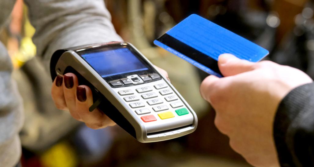 Acces mai simplu la numerar: banii de pe card vor putea fi retrași din magazine, nu doar de la bancomat