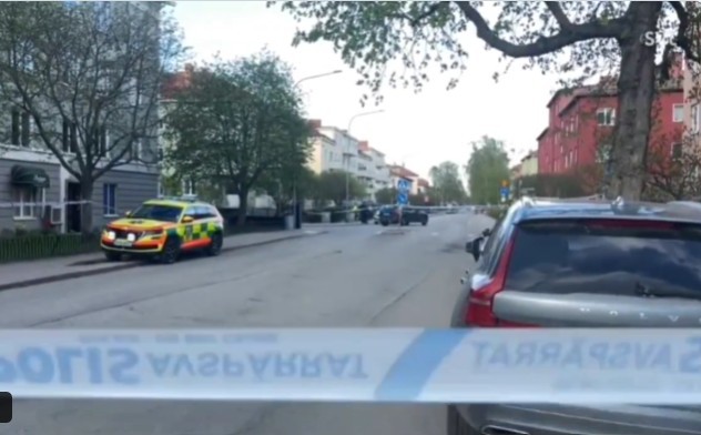 Trei persoane au fost ucise într-un atac armat în Suedia. Poliția suedeză investighează un suspect pe scuter