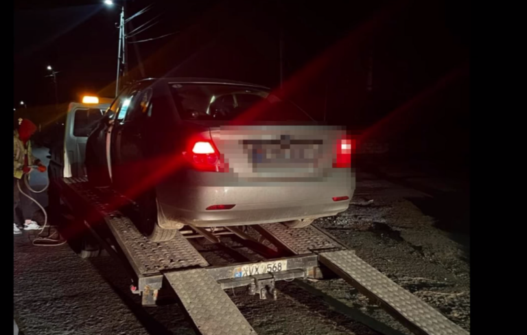 VIDEO Fugar și băut: Șofer beat criță nu a oprit la semnalul poliției. Riscă o amendă uriașă și ani de închisoare