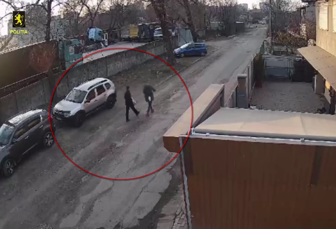 VIDEO Un bărbat, lovit și jefuit pe o stradă din Capitală. Poliția a reținut o persoană bănuită de tâlhărie