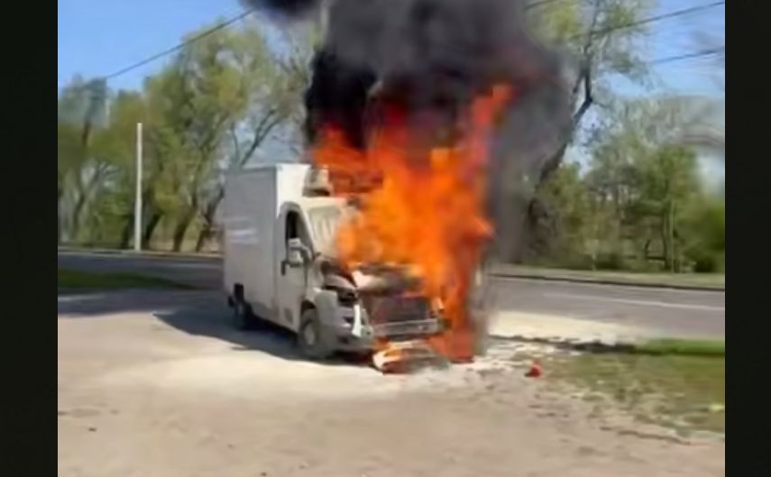 Incendiu pe o stradă din Capitală: Un microbuz a fost distrus parțial de flăcări
