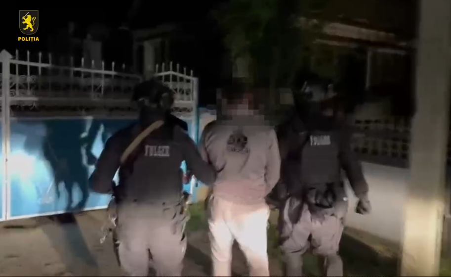 VIDEO Captură de marijuana de 200.000 de lei. Doi traficanți, reținuți la Telenești