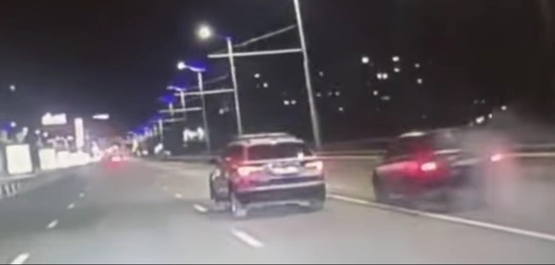 VIDEO Șofer teribilist, surprins făcând drifturi pe viaduct. Poliția l-a identificat. Ce pedeapsă riscă