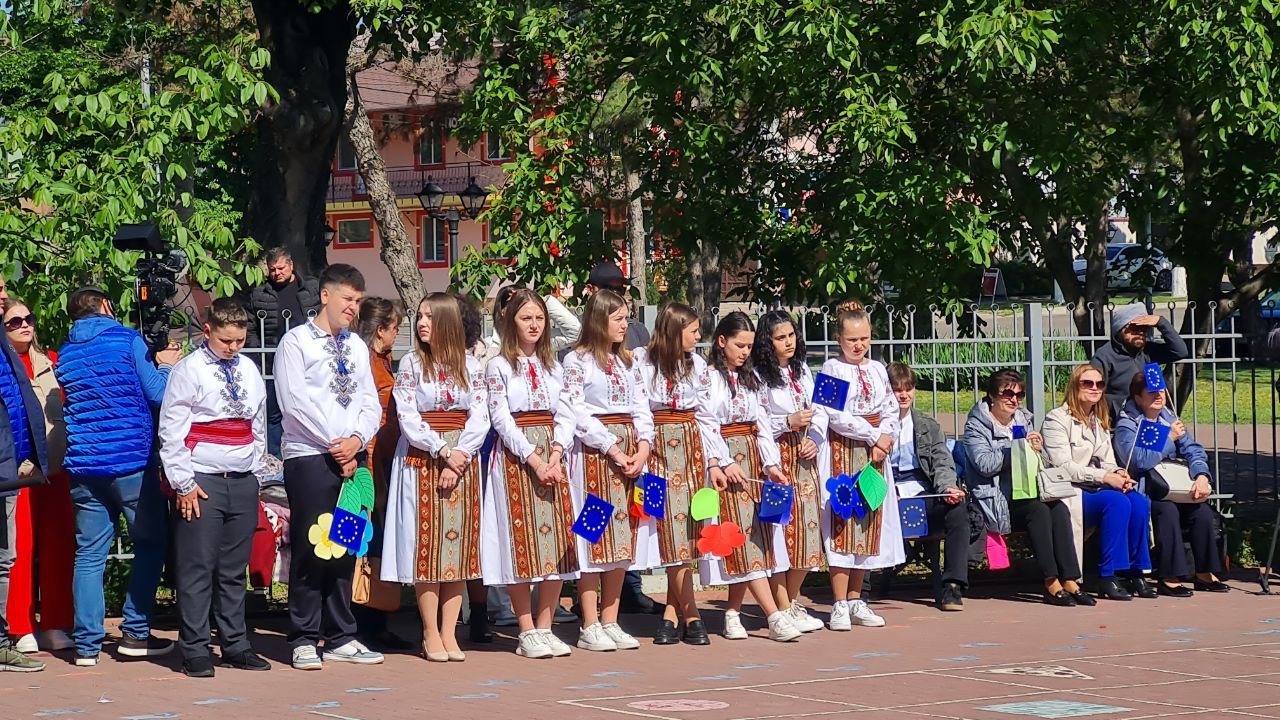 Festivalul Europei la Liceul „Ion Luca Caragiale”. Elevii au reprezentat cultura europeană prin port, mâncare, dansuri