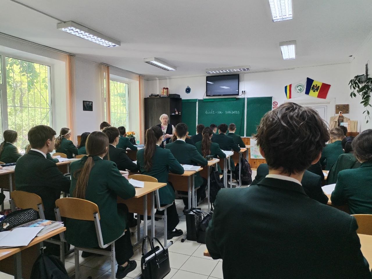 Elevii clasei a IX-a sunt în toiul pregătirilor pentru examenele de absolvire. Au mai rămas câteva zile