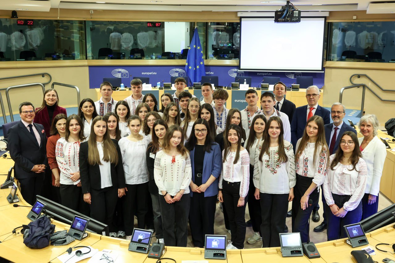 Elevi din Chișinău, premiați de Parlamentul European pentru inovație digitală și democrație