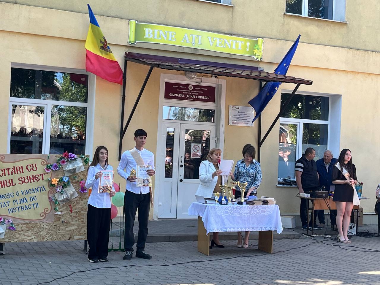Ultimul sunet de clopoțel în mai multe școli din țară. Pentru unii începe vacanța, pentru alții perioada examenelor
