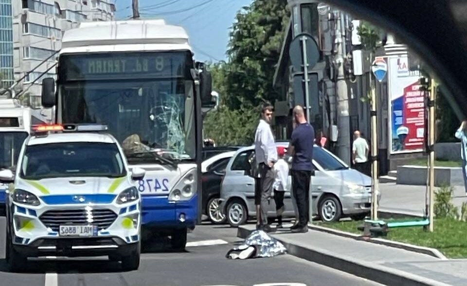 Accident grav. O femeie de 63 de ani a fost lovită mortal de un trolibuz
