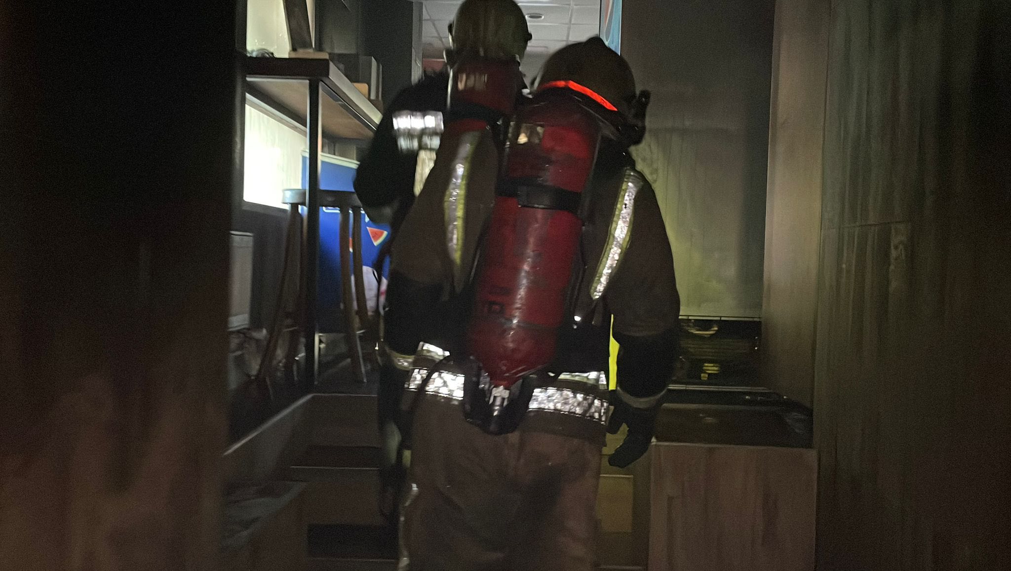 FOTO Incendiu într-un local din Chișinău. Cinci echipaje de salvatori au intervenit în primele ore ale dimineții