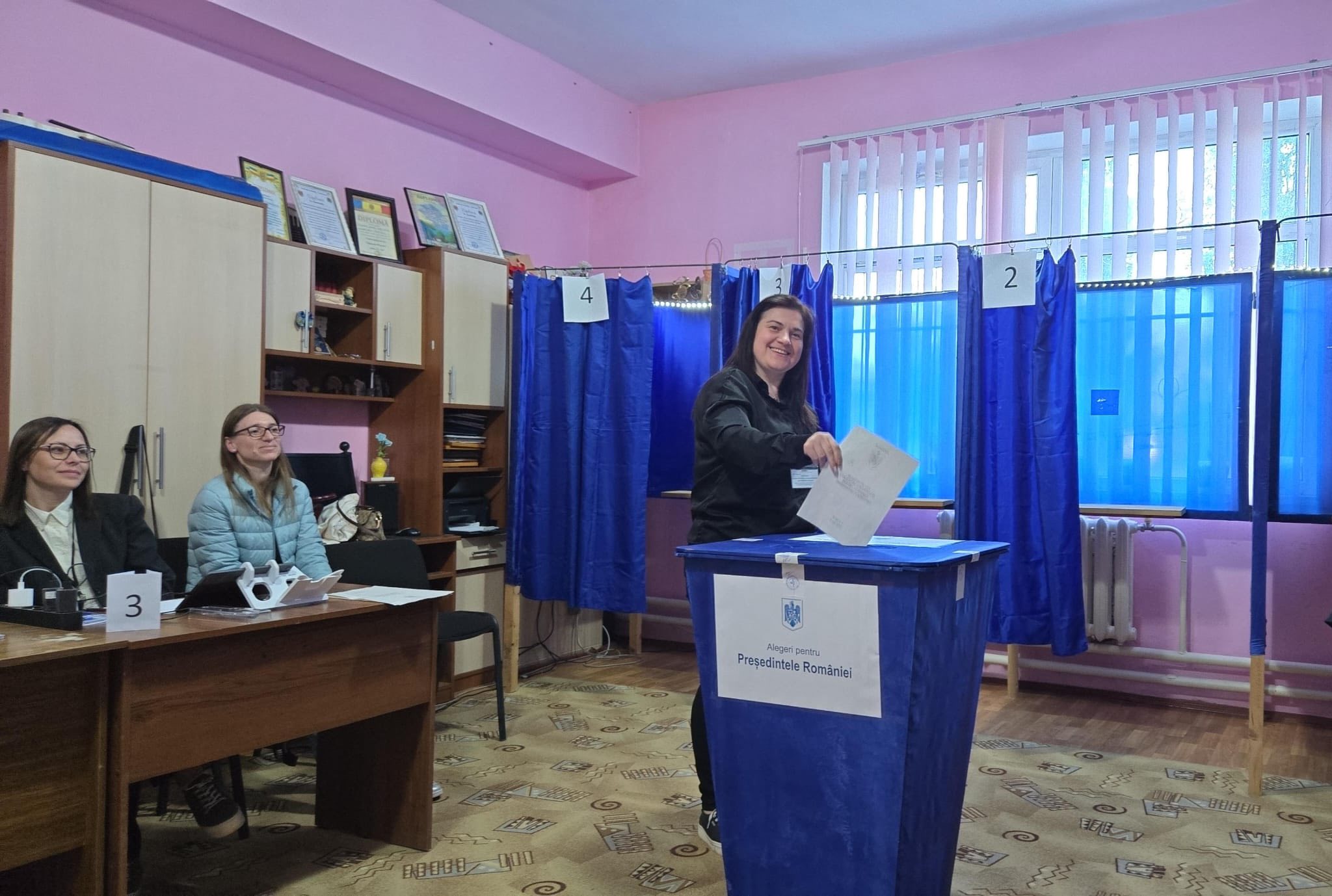 Start vot! Au fost deschise secții de votare din Republica Moldova pentru alegerile prezidențiale din România