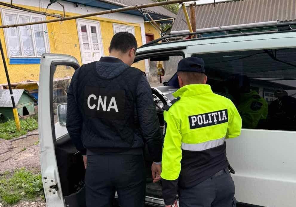 Doi polițiști din Drochia, reținuți de ofițerii CNA