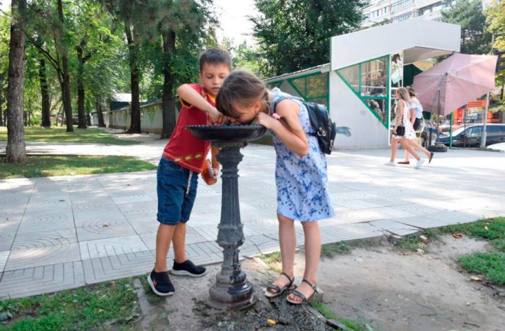 Chișinăuienii au din nou acces la apă potabilă în zonele publice. Primăria a redeschis cele 7 cișmele din oraș