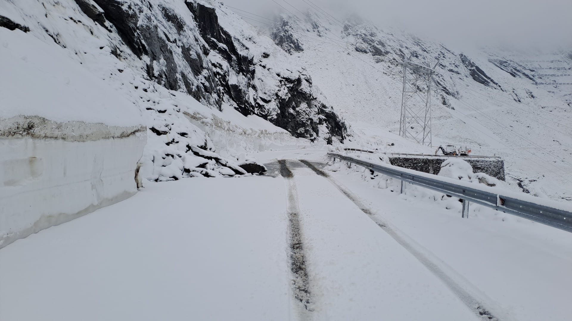 Atenție, dacă vă porniți la munte. Ninge pe Transfăgărășan