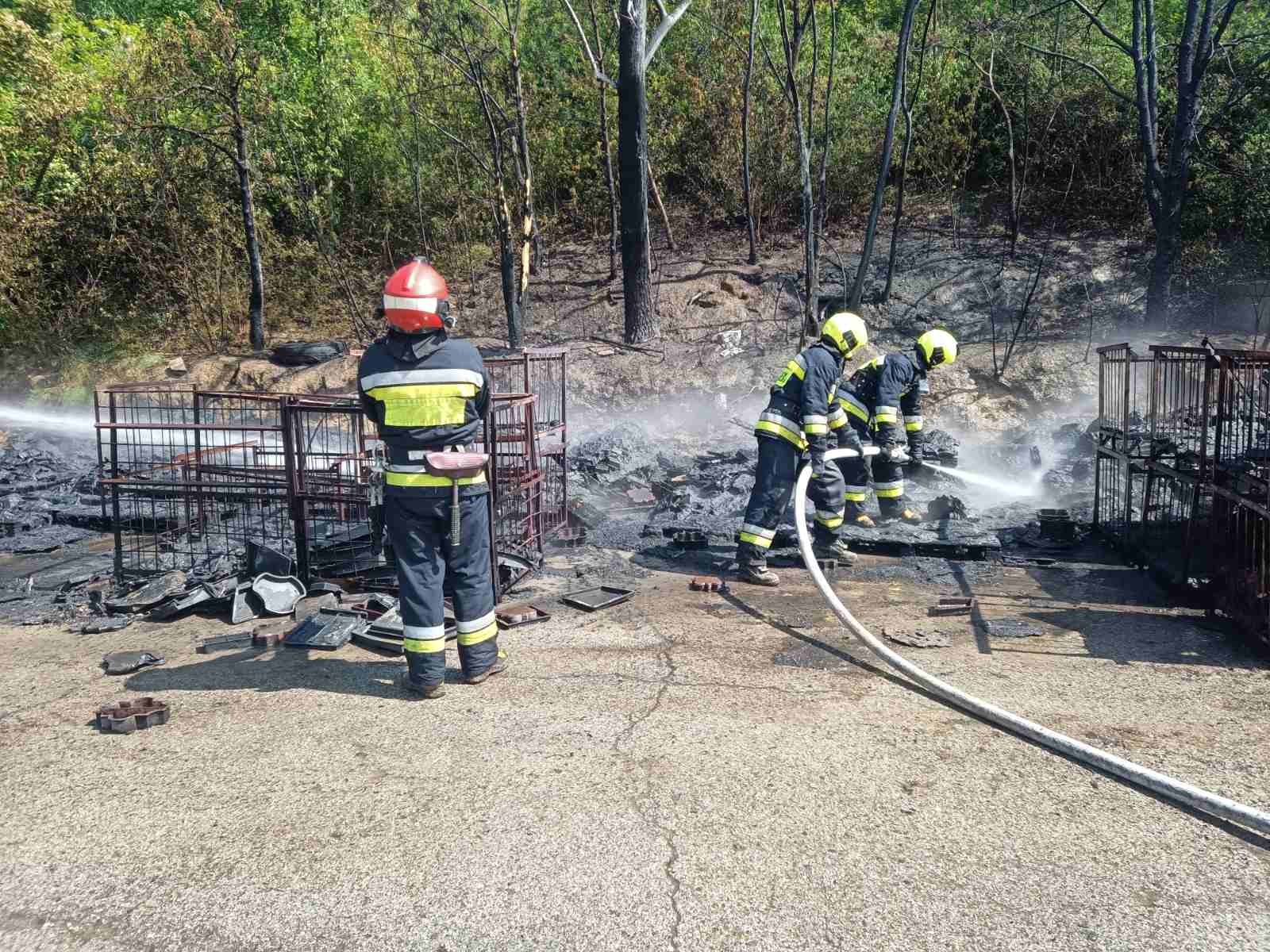 Incendiu pe teritoriul unei întreprinderi din Chișinău. Mai multe echipaje de pompieri, la fața locului