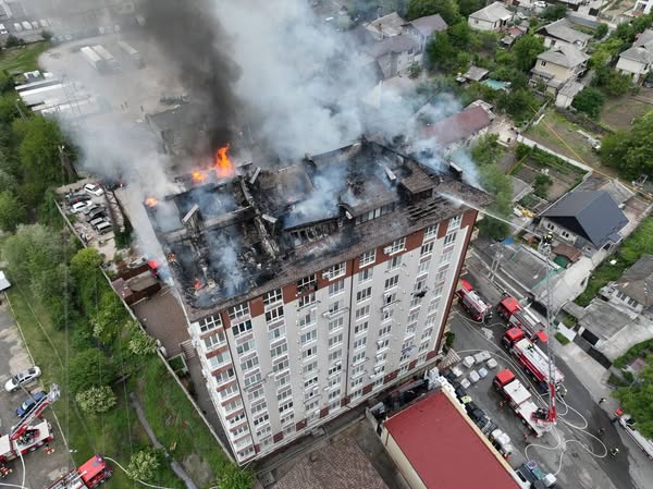 Incendiul devastator de la Durlești: Flăcările au fost stinse abia dimineață. Blocul, afectat grav de apă și fum