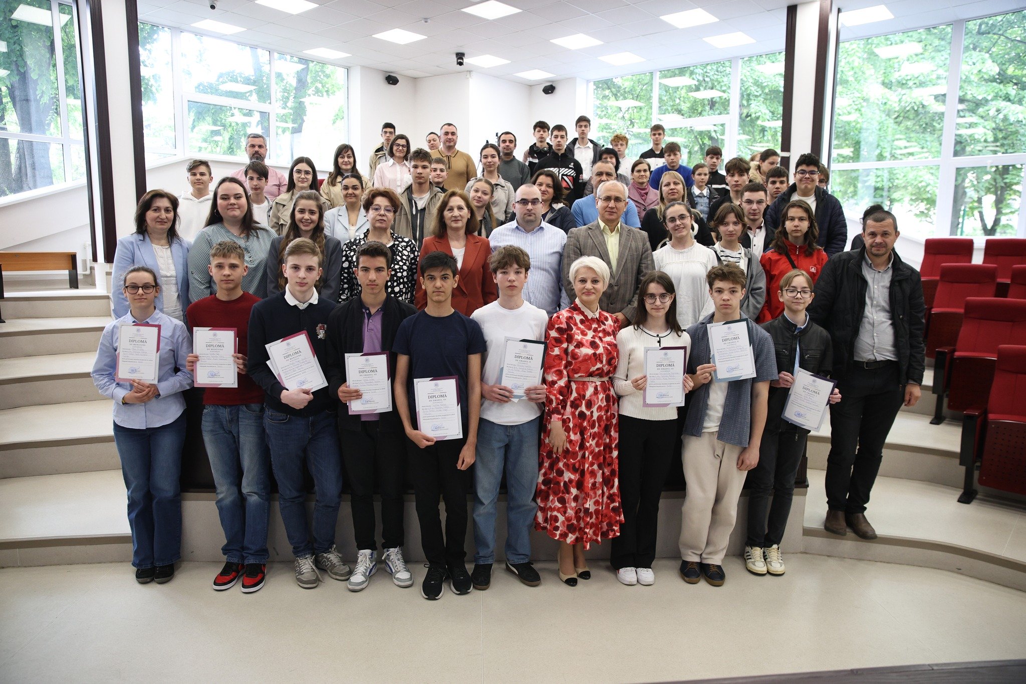 Olimpiada Republicană la Științe: 10 elevi, premiați pentru performanță în Chimie, Fizică și Biologie