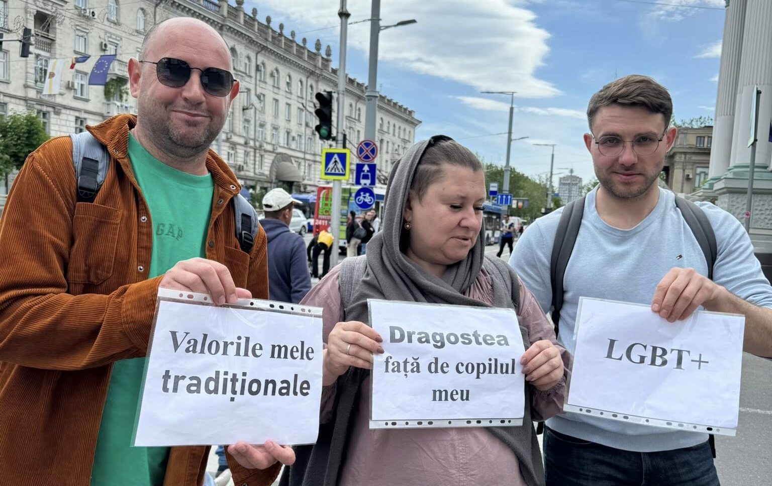 LGBT ripostează: Interdicția de a organiza marșul Pride aprinde spiritele în fața Primăriei