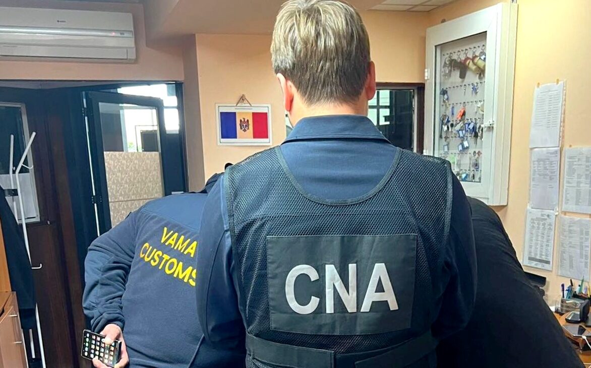 Mită pentru trecerea frontierei: Un vameș a fost reținut, iar alți cinci – cercetați în libertate