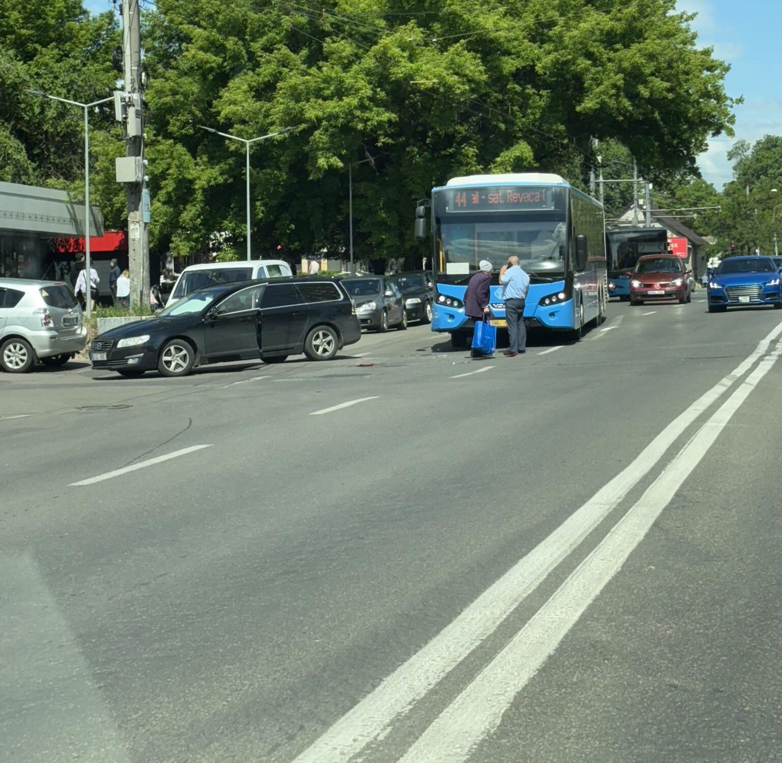 Un autobuz plin cu pasageri, implicat într-un accident în centrul Chișinăului