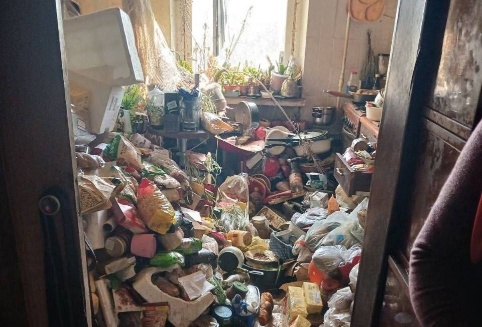 Dezastru într-un apartament din sectorul Buiucani: grămezi de gunoi, evacuate de autorități