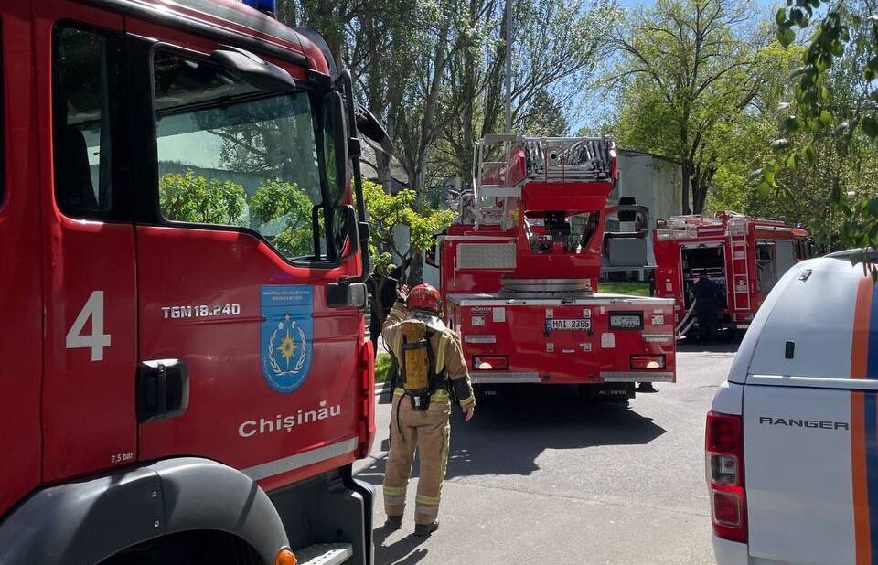 Incendiu puternic în centrul Capitalei: nouă echipe de pompieri au intervenit pe strada Maria Cebotari