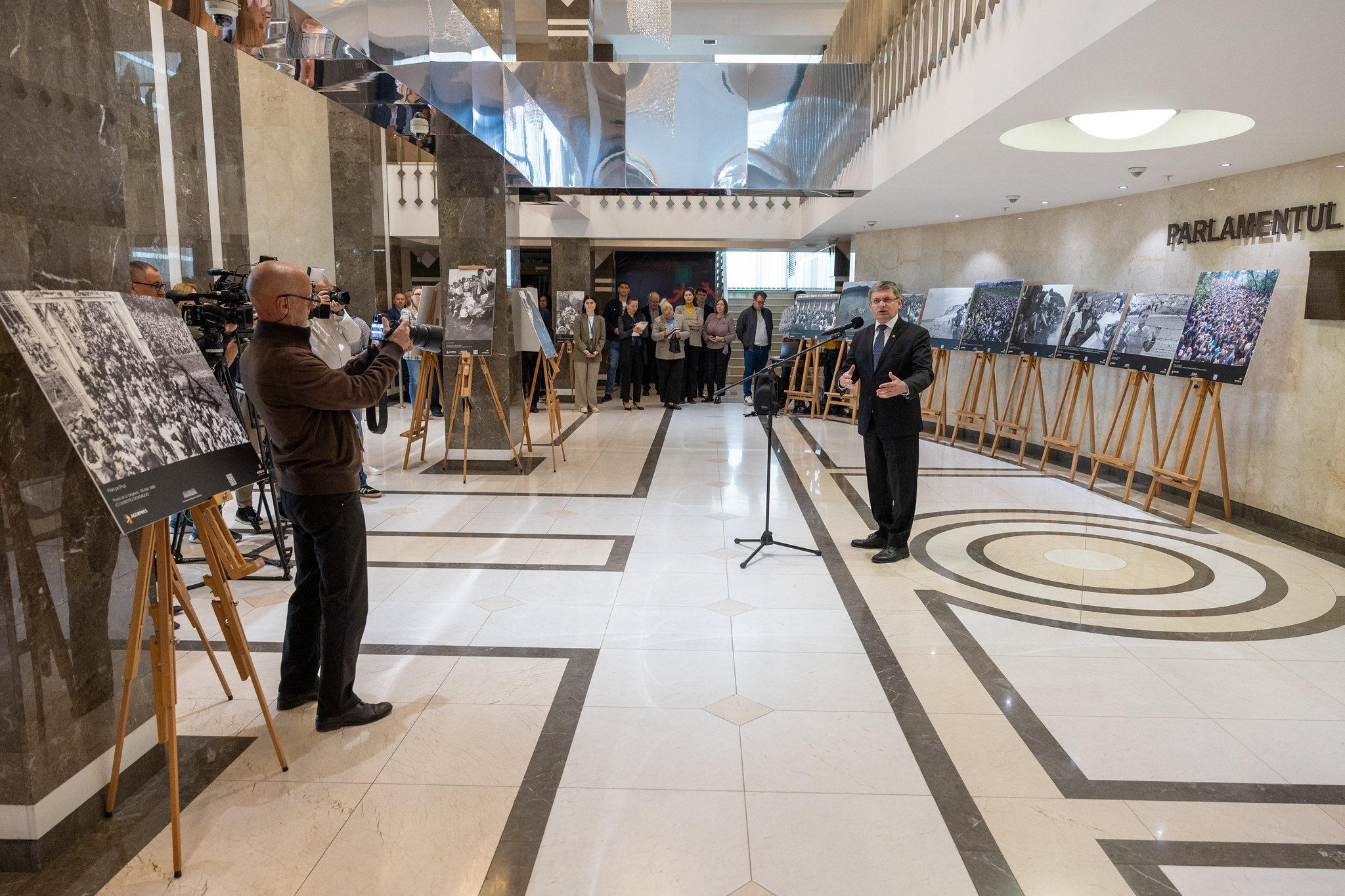 La Parlament a fost inaugurată expoziția „Flori pe Prut: 35 de ani de la primul Pod de Flori”