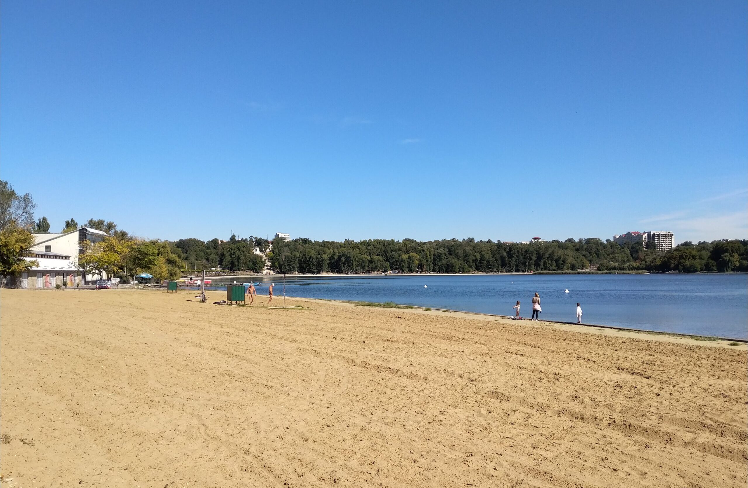 Temperaturi de vară în luna mai: moldovenii au ieșit la plajă în Parcul Valea Morilor