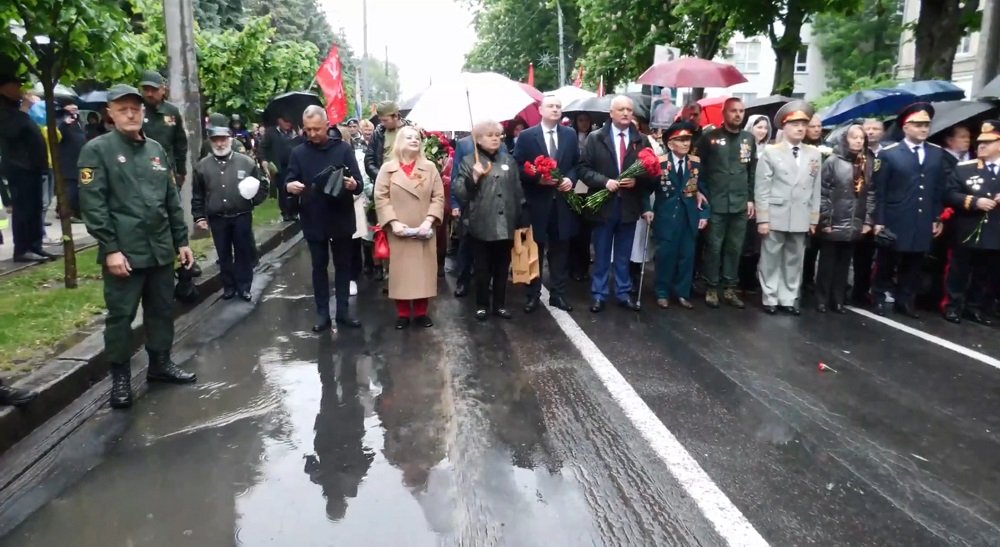 Au sfidat legea pe față: Dodon, împreună cu un grup de deputați, cu panglica Sfântul Gheorghe la vedere