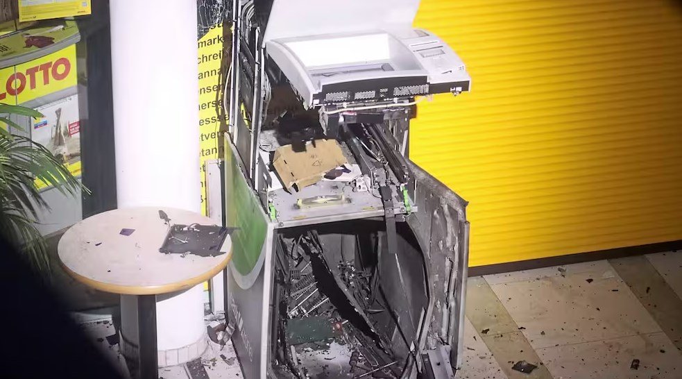 Au furat 250 de mii de euro din bancomate. Doi moldoveni, judecați în Germania