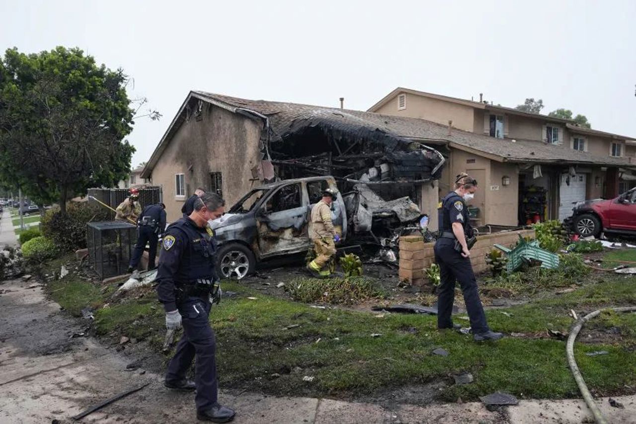 Avion de mici dimensiuni, prăbușit într-un cartier din San Diego: Mai multe case au fost cuprinse de flăcări