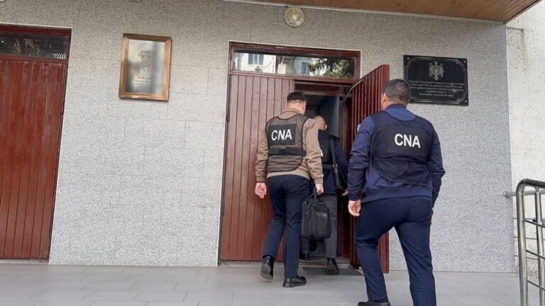Ofițer de urmărire penală, reținut pentru corupție: Ar fi cerut 500 euro ca să „scape” un suspect de pedeapsă