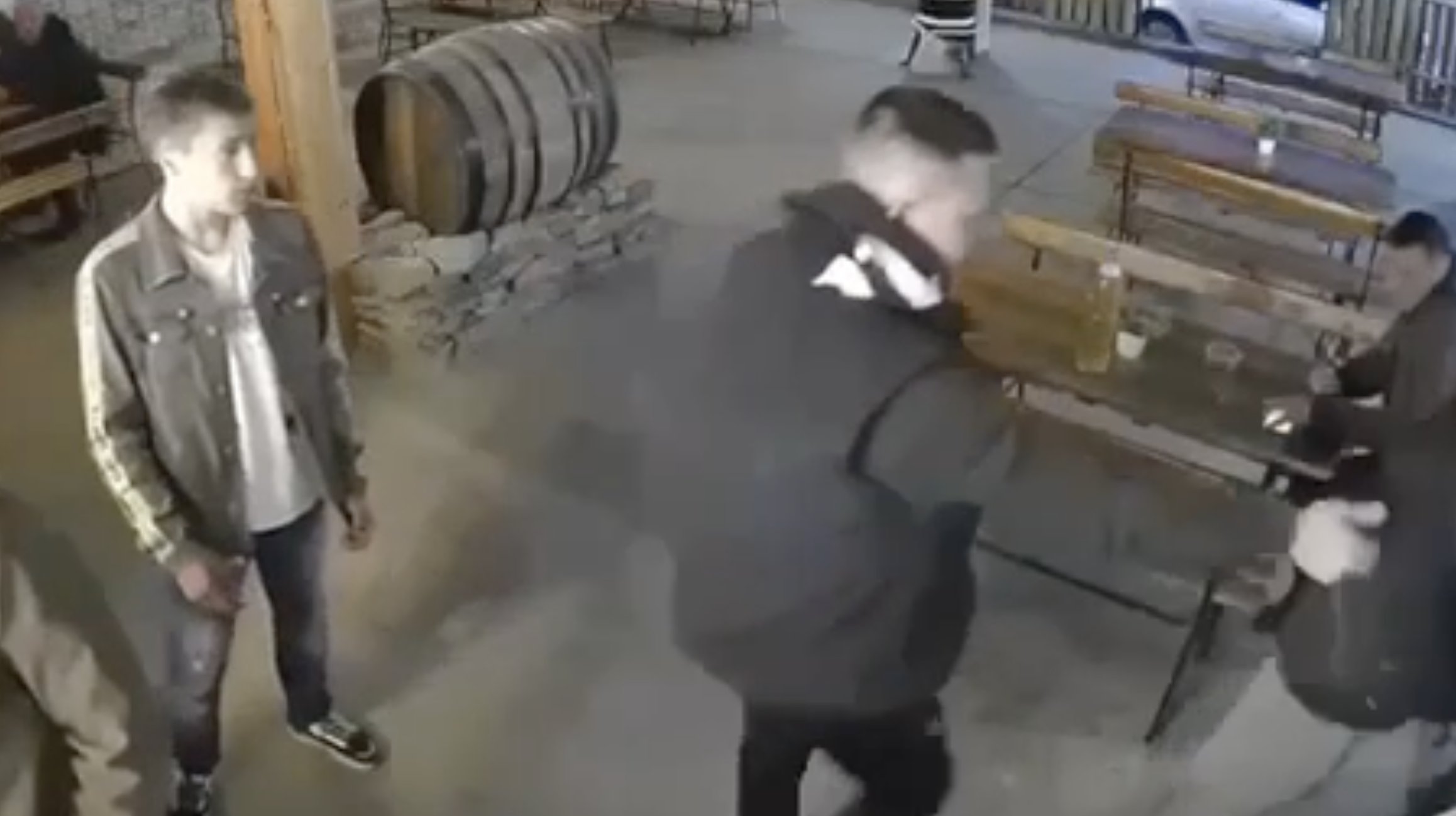 Șocant: O tânără de 28 de ani, bătută cu brutalitate pe terasa unui local din Vulcănești