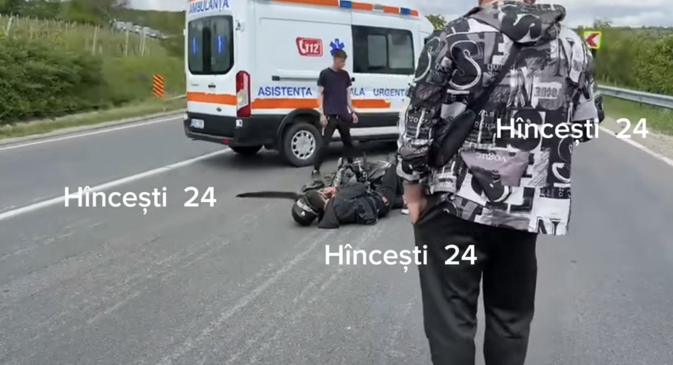 Grav accident la Hîncești: Doi tineri, spitalizați după ce motocicleta lor s-a izbit de un automobil