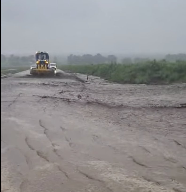VIDEO Atenție, șoferi! O porțiune a drumului național Hâncești-Lăpușna a fost inundată