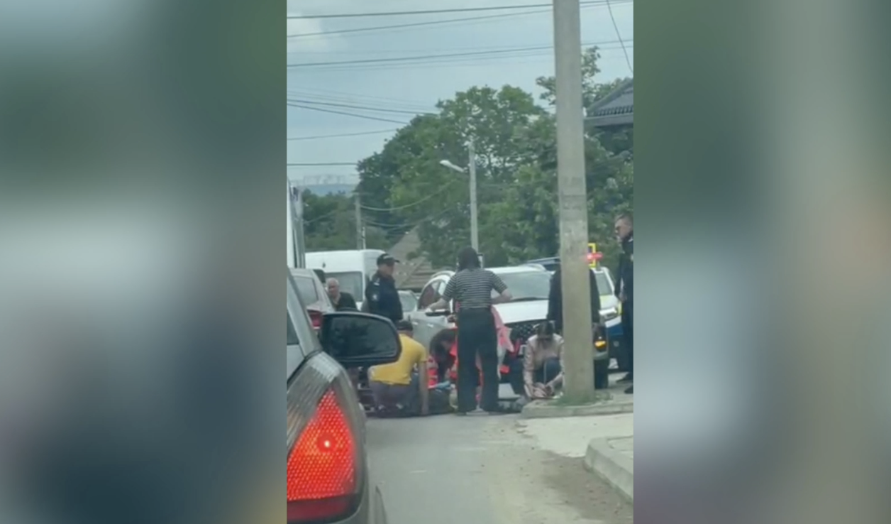 Un copil de 10 ani, lovit de mașină în timp ce traversa neregulamentar. A fost transportat de urgență la spital