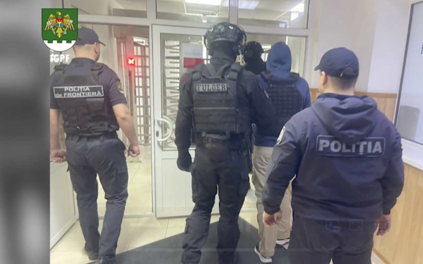 VIDEO Poliția de Frontieră publică imagini cu extrădarea unui extremist suspectat de planuri de otrăvire a copiilor