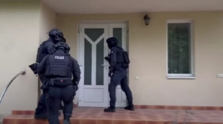 VIDEO Un cetățean străin, suspectat de infracțiuni cibernetice grave, a fost reținut la Chișinău