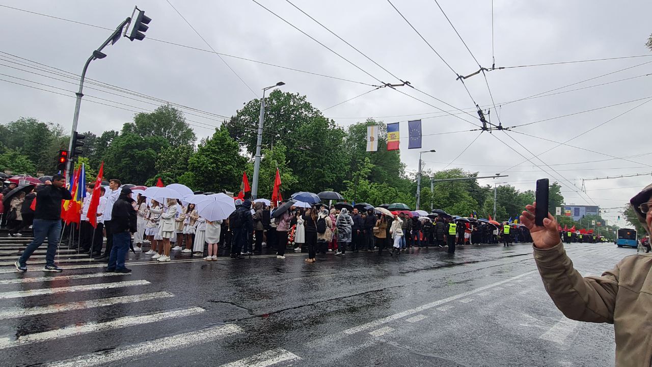 Sute de oameni au onorat memoria eroilor căzuți pe front, la Marșul de 9 Mai