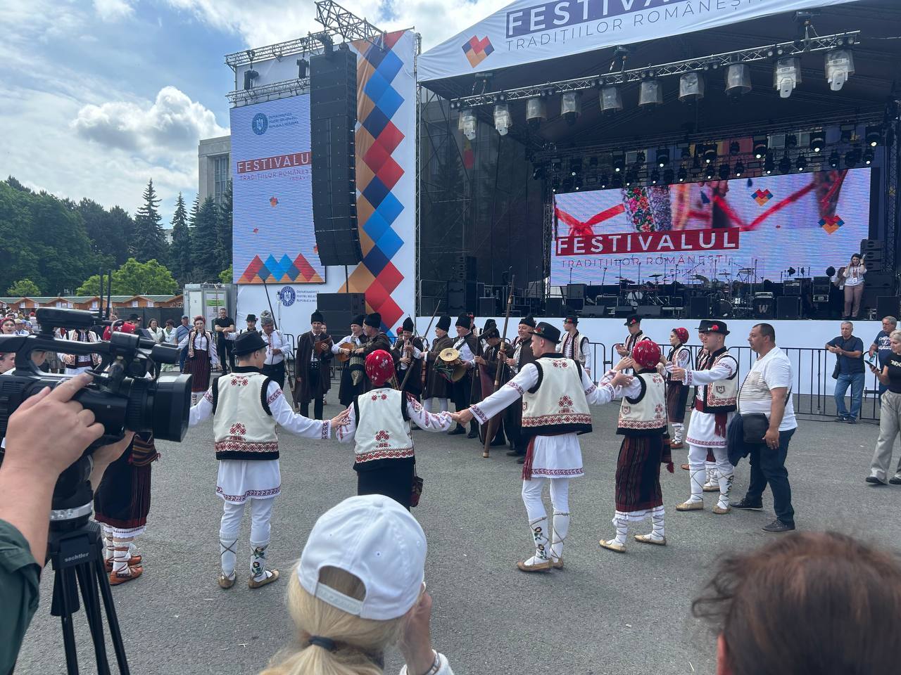 Festivalul Tradițiilor Românești a început cu fast: meșteșuguri, folclor și distracție pentru întreaga familie