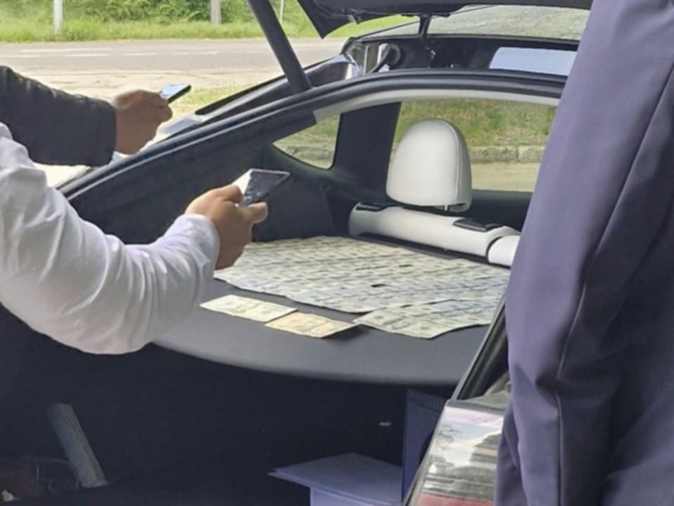 Mită de peste 40 000 de dolari: Șeful biroului vamal centru și un broker, reținuți de CNA