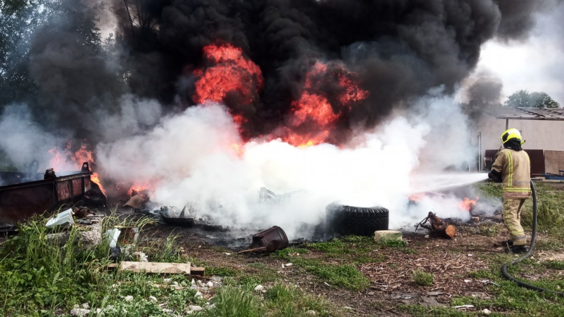 Incendiu în apropierea unui autoservice din Capitală. Au intervenit două echipaje de pompieri