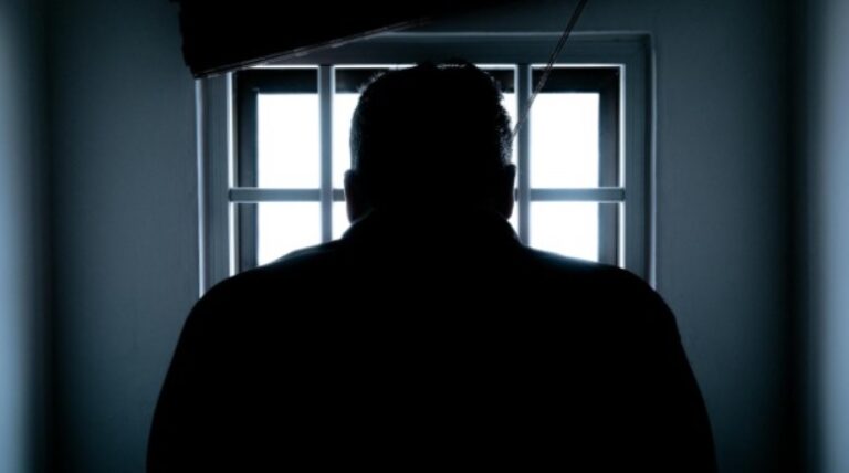 A intrat într-un local din Chișinău și a amenințat vânzătorul cu o armă. Agresorul și-a aflat sentința